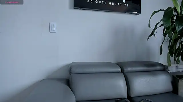 Snapshot of RoxyRoss_ chatting on 09/20/25, 02:00 RoxyRoss online show from 09/20/25, 02:00