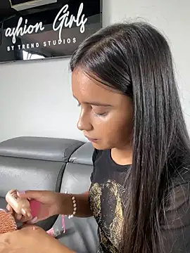 Snapshot of RoxyRoss_ chatting on 02/01/25, 02:02 RoxyRoss online show from 02/01/25, 02:02