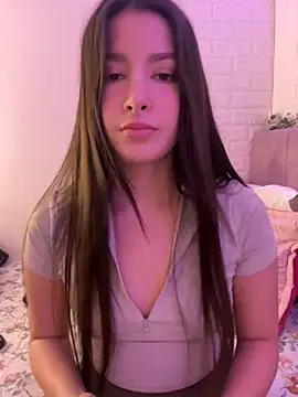 Snapshot of annaharper- chatting on 10/18/25, 12:12 annaharper- online show from 10/18/25, 12:12