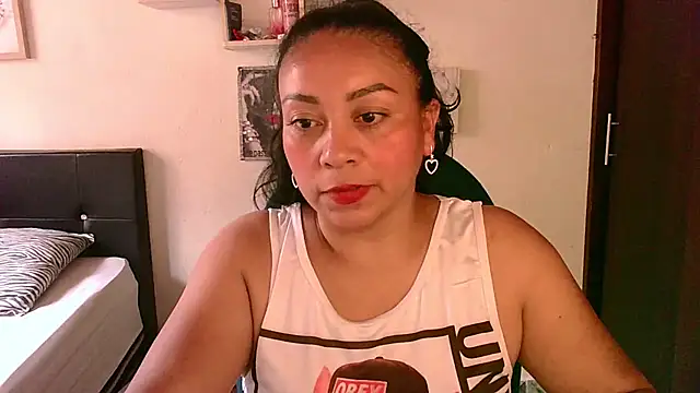 Snapshot of zaray_bella chatting on 07/01/26, 03:23 zaray bella online show from 07/01/26, 03:23