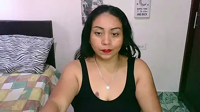 Snapshot of zaray_bella chatting on 02/14/25, 10:25 zaray bella online show from 02/14/25, 10:25