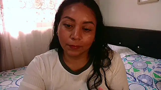 Snapshot of zaray_bella chatting on 06/06/26, 09:09 zaray bella online show from 06/06/26, 09:09