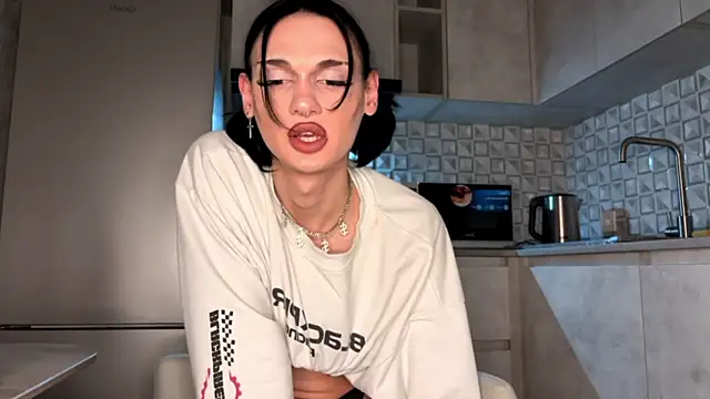 Snapshot of CHERLYBAY chatting on 02/14/26, 04:40 CHERLYBAY online show from 02/14/26, 04:40