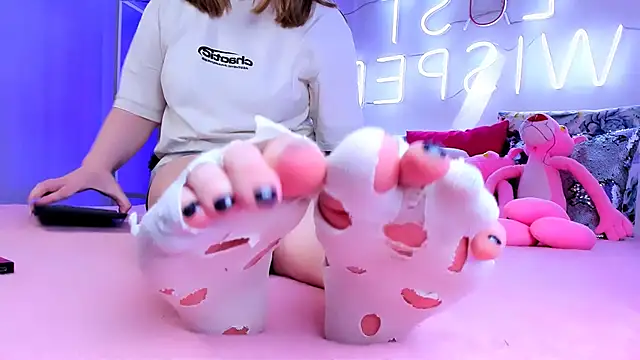 Snapshot of footfetish_baby chatting on 12/18/24, 04:28 footfetish baby online show from 12/18/24, 04:28