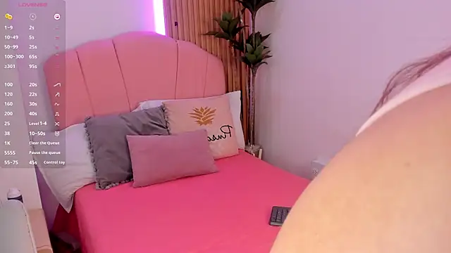 Victoria vallejo  online show from 11/07/25, 11:37