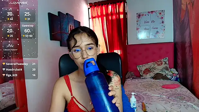 Snapshot of miley_blue_ chatting on 02/07/25, 07:27 miley blue online show from 02/07/25, 07:27
