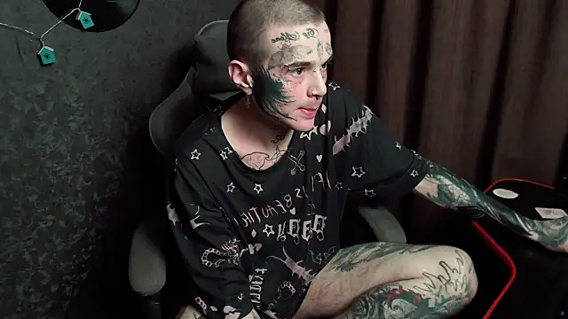 Snapshot of lonelycrystal chatting on 09/29/25, 06:46 lonelycrystal online show from 09/29/25, 06:46