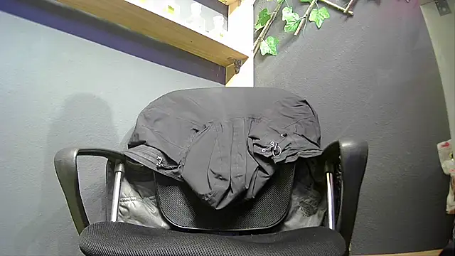 Snapshot of hardbigcock16 chatting on 10/17/25, 06:50 hardbigcock16 online show from 10/17/25, 06:50