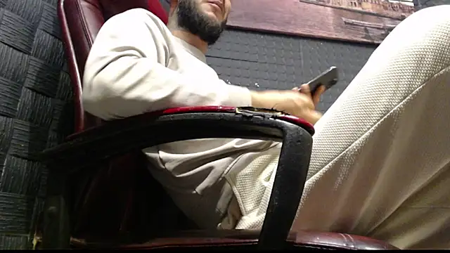 Snapshot of hardbigcock16 chatting on 11/24/25, 10:04 hardbigcock16 online show from 11/24/25, 10:04