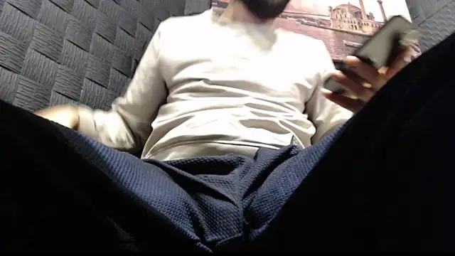 Snapshot of hardbigcock16 chatting on 11/29/25, 07:30 hardbigcock16 online show from 11/29/25, 07:30