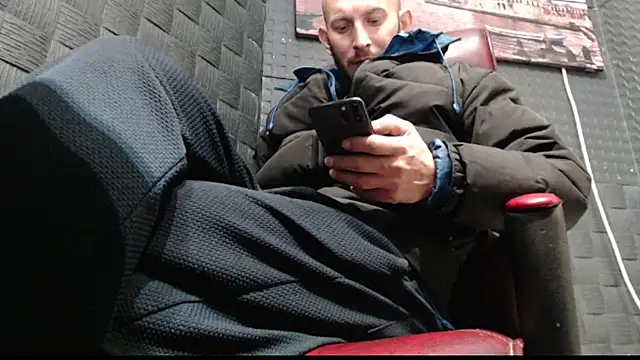 Snapshot of hardbigcock16 chatting on 11/25/25, 07:30 hardbigcock16 online show from 11/25/25, 07:30