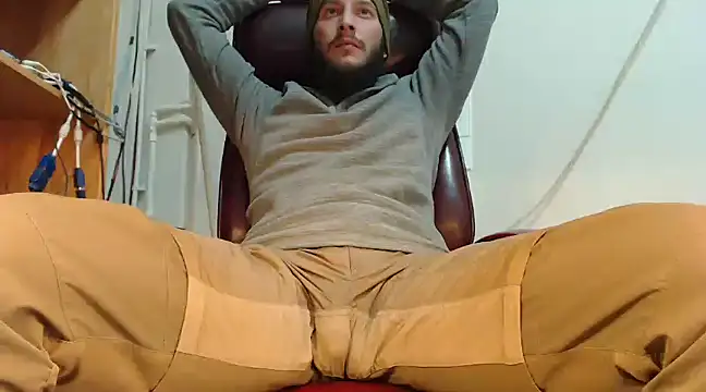 Snapshot of hardbigcock16 chatting on 01/22/25, 01:32 hardbigcock16 online show from 01/22/25, 01:32