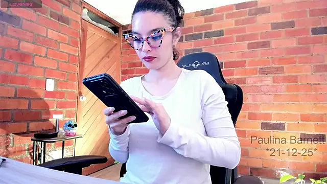 paulinabarnett- online show from 12/21/25, 09:11