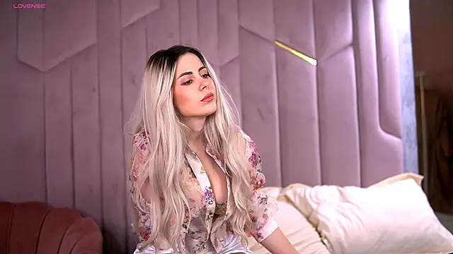 Kylie Benton online show from 11/07/25, 08:19