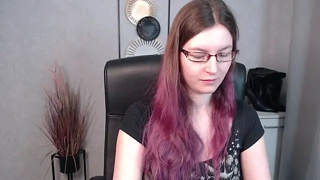 Snapshot of emmaxDelight chatting on 03/04/25, 06:37 emmaxDelight online show from 03/04/25, 06:37