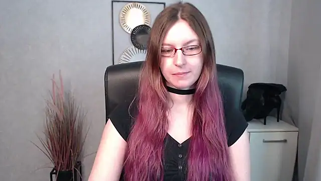 Snapshot of emmaxDelight chatting on 03/18/25, 10:17 emmaxDelight online show from 03/18/25, 10:17