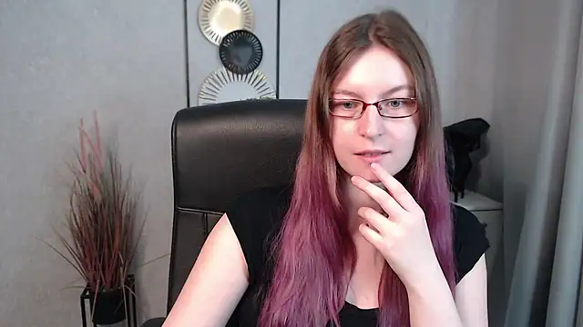 Snapshot of emmaxDelight chatting on 03/05/25, 10:33 emmaxDelight online show from 03/05/25, 10:33