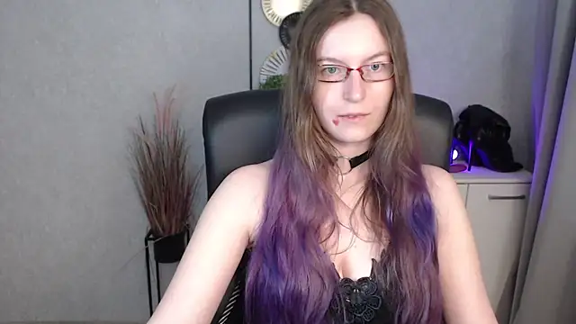 Snapshot of emmaxDelight chatting on 10/15/25, 05:28 emmaxDelight online show from 10/15/25, 05:28