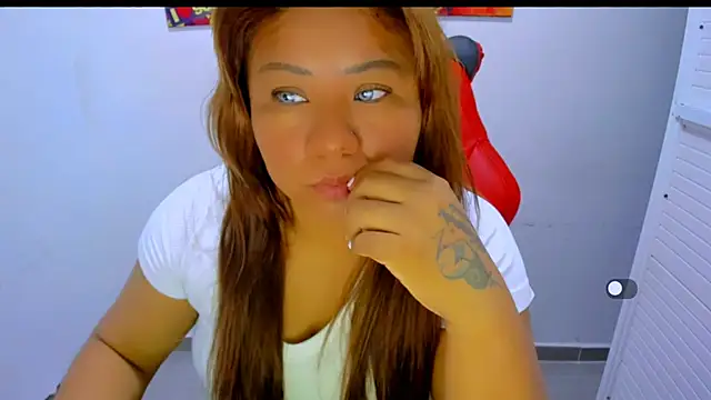 Snapshot of victoria_love89 chatting on 12/05/25, 01:49 victoria love89 online show from 12/05/25, 01:49