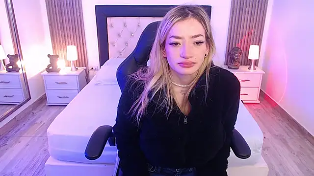 Snapshot of zoe_jones13 chatting on 10/11/25, 03:18 zoe jones13 online show from 10/11/25, 03:18