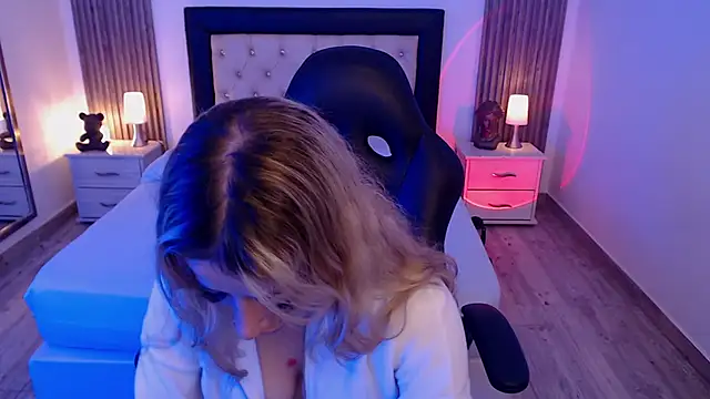 Snapshot of zoe_jones13 chatting on 10/02/25, 03:10 zoe jones13 online show from 10/02/25, 03:10