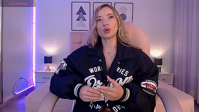Snapshot of zoe_jones13 chatting on 03/19/25, 10:00 zoe jones13 online show from 03/19/25, 10:00