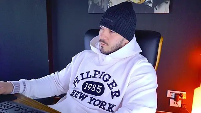 Snapshot of AngeloEric chatting on 01/28/25, 07:43 AngeloEric online show from 01/28/25, 07:43
