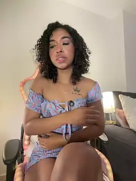 Snapshot of bella__honey chatting on 06/21/26, 09:31 bella honey online show from 06/21/26, 09:31