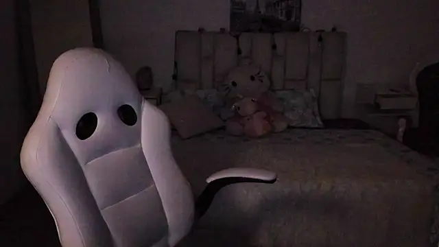 zoe turnner 18 online show from 11/16/25, 12:32