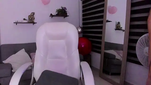 zoe turnner 18 online show from 11/23/25, 12:15