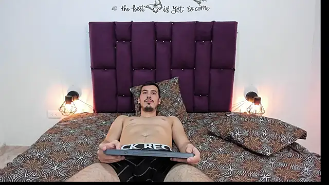 Snapshot of ErikaGomez2 chatting on 12/05/24, 03:33 ErikaGomez2 online show from 12/05/24, 03:33