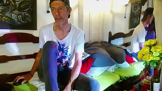 Snapshot of laye19 chatting on 03/31/26, 11:07 laye19 online show from 03/31/26, 11:07