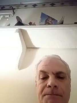 Snapshot of Hand69someguy chatting on 10/29/25, 04:06 Hand69someguy online show from 10/29/25, 04:06