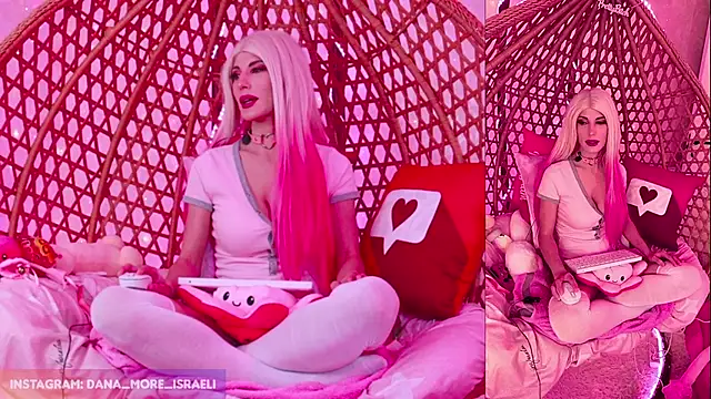 Snapshot of dana_more chatting on 11/21/25, 09:41 dana more online show from 11/21/25, 09:41