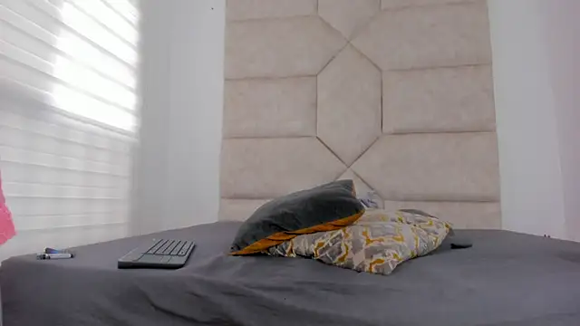 Hanna lens online show from 11/23/25, 03:11