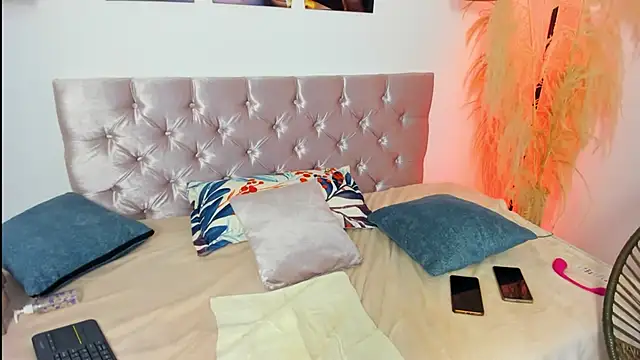 alanavega11 online show from 10/25/25, 01:12