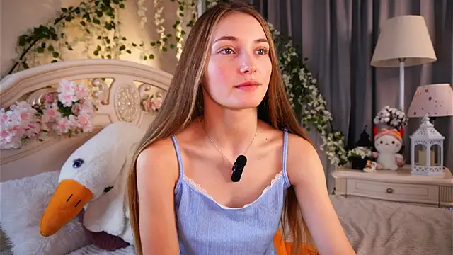 Snapshot of MonaEldon chatting on 11/11/25, 04:07 MonaEldon online show from 11/11/25, 04:07