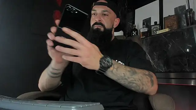 Snapshot of axxelrich_ chatting on 10/16/25, 02:03 axxelrich online show from 10/16/25, 02:03