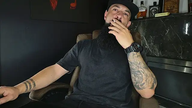 Snapshot of axxelrich_ chatting on 11/10/25, 05:01 axxelrich online show from 11/10/25, 05:01