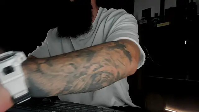 Snapshot of axxelrich_ chatting on 10/18/25, 04:47 axxelrich online show from 10/18/25, 04:47