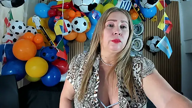 Snapshot of Danna_topless chatting on 06/15/26, 12:05 Danna topless online show from 06/15/26, 12:05