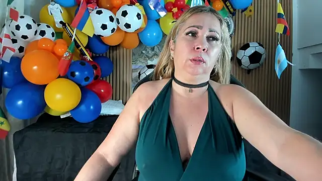 Snapshot of Danna_topless chatting on 06/30/26, 12:16 Danna topless online show from 06/30/26, 12:16
