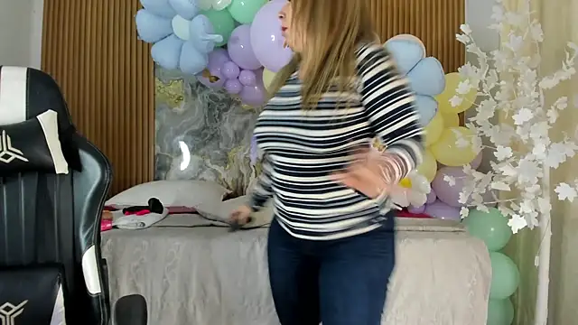 Danna topless online show from 04/10/26, 12:01