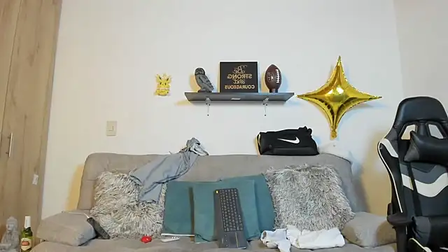 Snapshot of julian_wallace chatting on 11/28/25, 03:45 julian wallace online show from 11/28/25, 03:45