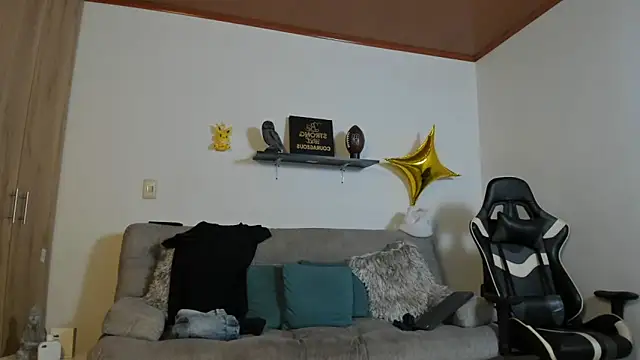 Snapshot of julian_wallace chatting on 10/07/25, 04:52 julian wallace online show from 10/07/25, 04:52