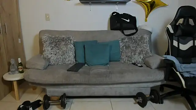 Snapshot of julian_wallace chatting on 12/05/25, 05:00 julian wallace online show from 12/05/25, 05:00