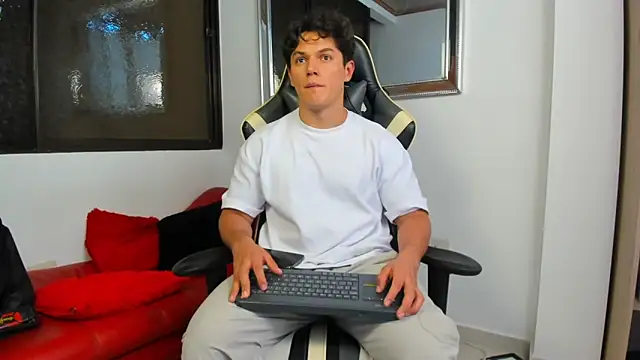 Snapshot of julian_wallace chatting on 02/07/26, 07:44 julian wallace online show from 02/07/26, 07:44