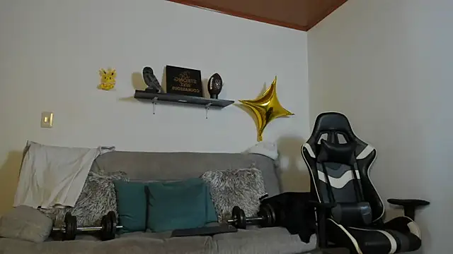 Snapshot of julian_wallace chatting on 10/24/25, 05:56 julian wallace online show from 10/24/25, 05:56