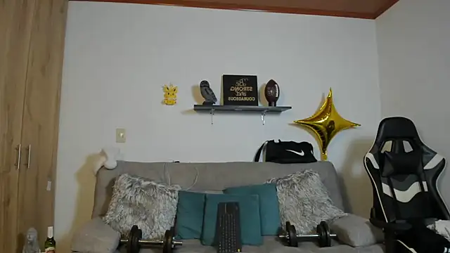 Snapshot of julian_wallace chatting on 12/20/25, 04:21 julian wallace online show from 12/20/25, 04:21