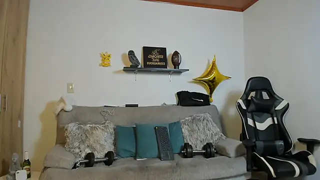 Snapshot of julian_wallace chatting on 12/15/25, 06:03 julian wallace online show from 12/15/25, 06:03